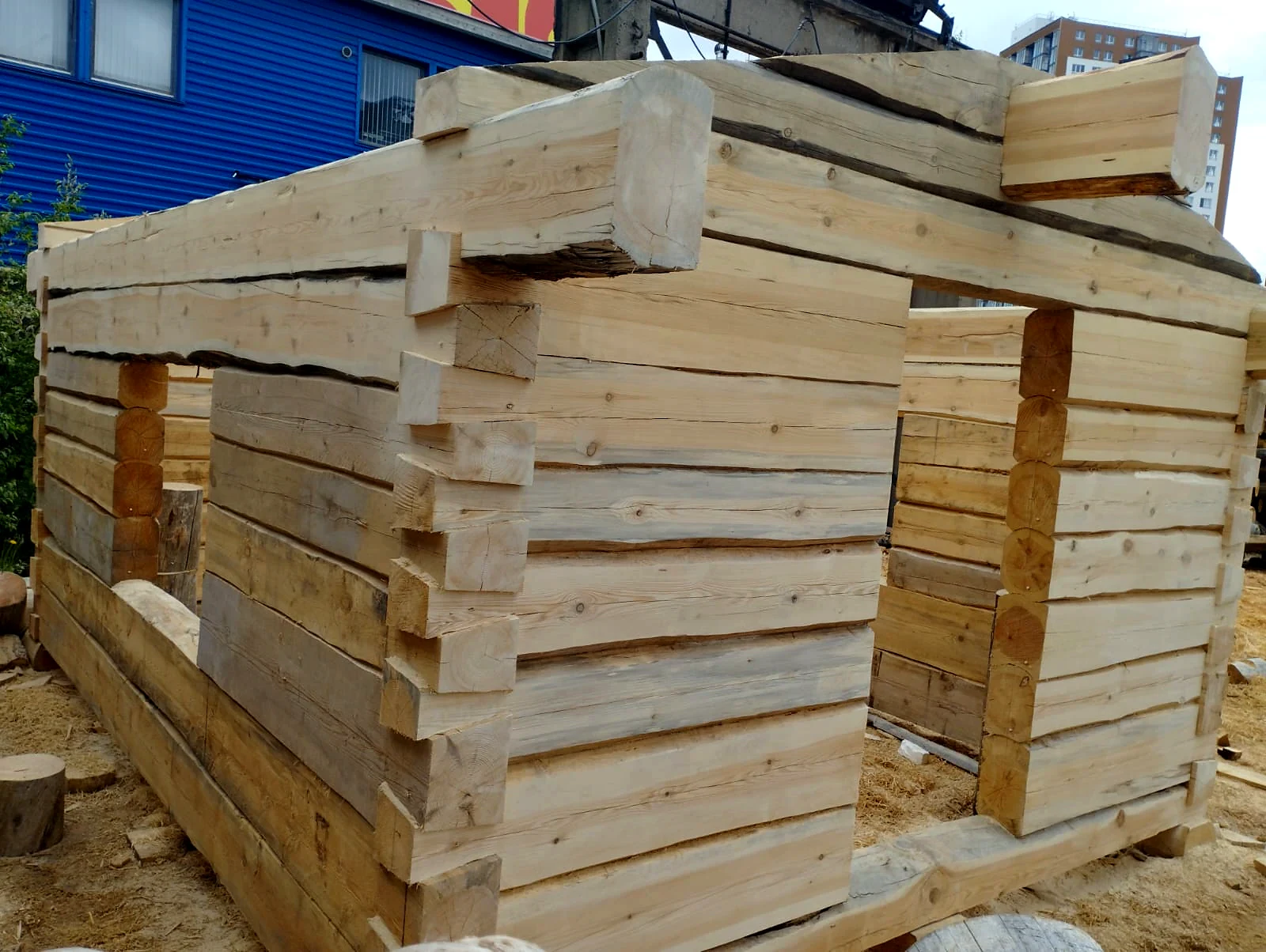 Сборка беседки из лафета в цехе